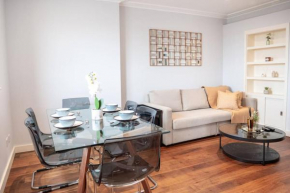 Stunning views modern décor flat in Kensington